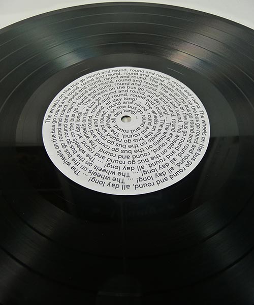 Disque vinyle avec macarons en noir et blanc